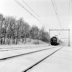 150917 Afbeelding van de electrische locomotief nr. 1115 (serie 1100) van de N.S. met rijtuigen in een sneeuwlandschap ...
